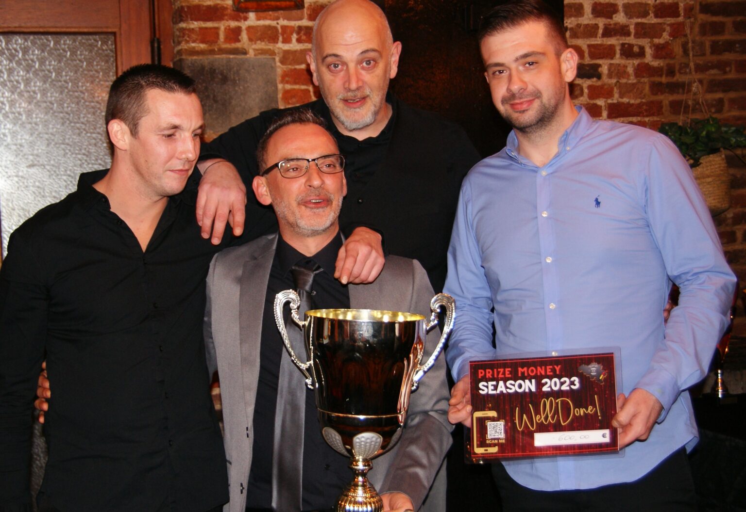 Des joueurs BPA réunis autour de leur trophée lors de la remise des prix 2023